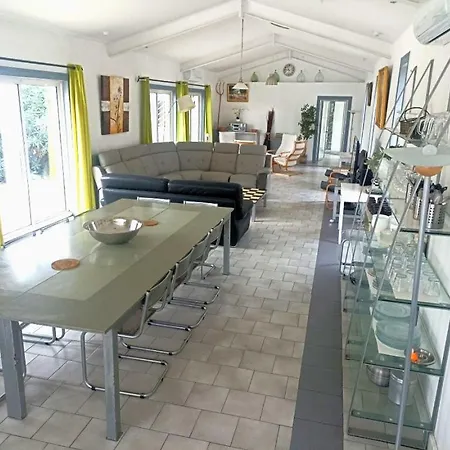 Mas De La Bourgade Grande Villa Meynes